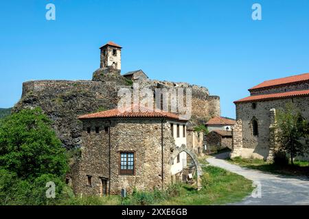 Château de Saint-Ilpize perché sur un pic volcanique au-dessus de la rivière Allier. Haute-Loire. Auvergne-Rhône-Alpes. France Banque D'Images