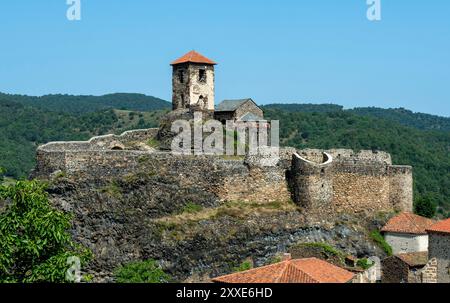 Château de Saint-Ilpize perché sur un pic volcanique au-dessus de la rivière Allier. Haute-Loire. Auvergne-Rhône-Alpes. France Banque D'Images