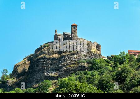 Château de Saint-Ilpize perché sur un pic volcanique au-dessus de la rivière Allier. Haute-Loire. Auvergne-Rhône-Alpes. France Banque D'Images