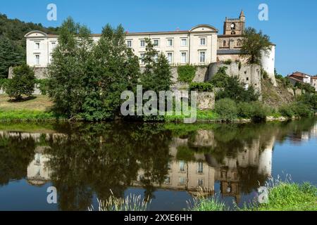 Lavoute Chilhac labellisé les plus Beaux villages de France. Prieuré Sainte-Croix reflétant dans l'Allier, haute-Loire, Auvergne-Rhône-Alpes. Franc Banque D'Images