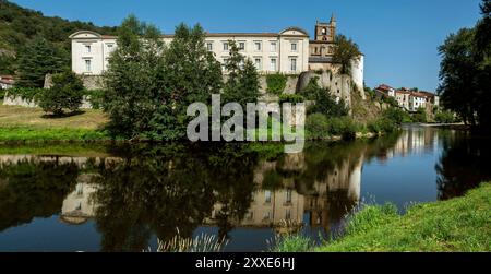 Lavoute Chilhac labellisé les plus Beaux villages de France. Prieuré Sainte-Croix reflétant dans l'Allier, haute-Loire, Auvergne-Rhône-Alpes. Franc Banque D'Images