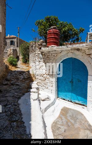 Caché dans les collines derrière la côte, entre les plages populaires de Porto Palerme et Borsh, Upper Qeparo est un joyau caché sur la Riviera albanaise. Supérieur Banque D'Images