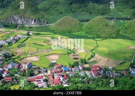 Vue de la vallée de Tam son à la porte des cieux, province de Ha Giang, Vietnam. Tam son est sur la populaire boucle de Ha Giang dans le nord du Vietnam. Banque D'Images