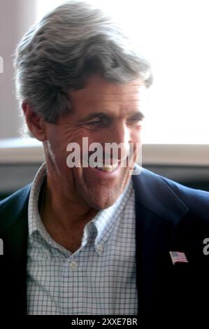 Le premier des six débats présidentiels tenus parmi les canditades démocrates pour le président 2004. Le débat a eu lieu à l'audtiorim Popejoy à l'Université du Nouveau-Mexique à Albuquerque. Sénateur John Kerry. Banque D'Images