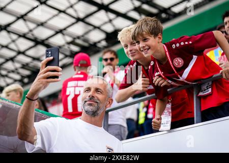 ESSEN, ALLEMAGNE - 17 AOÛT : Marco Rose, entraîneur-chef du RB Leipzig, prend une photo avec ses supporters avant le match DFB-Pokal entre Rot-Weiss Essen et RB Banque D'Images