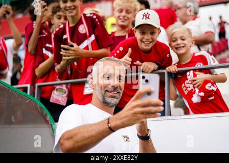 ESSEN, ALLEMAGNE - 17 AOÛT : Marco Rose, entraîneur-chef du RB Leipzig, prend une photo avec ses supporters avant le match DFB-Pokal entre Rot-Weiss Essen et RB Banque D'Images