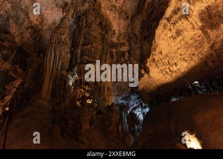 Vue sur les formations rocheuses spectaculaires de la célèbre grotte de Neptune en Sardaigne, Italie. Grotte avec visites programmées pour les touristes. Sites touristiques sur l'IS Banque D'Images