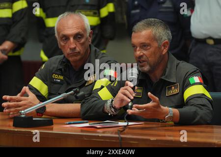 Girolamo Bentivoglio Chef des pompiers de Palerme (à droite) parlant lors d'une conférence de presse au bâtiment Tribunale à Termini Imerese, Sicile sur l'opération de recherche et de récupération après que le yacht de luxe Bayesian a coulé dans une tempête lundi alors qu'il était amarré à environ 800 mètres de la côte de Porticello, Sicile. Date de la photo : samedi 24 août 2024. Banque D'Images