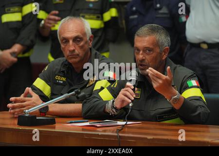 Girolamo Bentivoglio Chef des pompiers de Palerme (à droite) parlant lors d'une conférence de presse au bâtiment Tribunale à Termini Imerese, Sicile sur l'opération de recherche et de récupération après que le yacht de luxe Bayesian a coulé dans une tempête lundi alors qu'il était amarré à environ 800 mètres de la côte de Porticello, Sicile. Date de la photo : samedi 24 août 2024. Banque D'Images