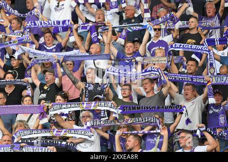 Fans des FC Erzgebirge Aue. FC Erzgebirge Aue v. SG Dynamo Dresde, Fussball, 3. Liga, 3. Spieltag, saison 2024/2025, 23.08.2024 LA RÉGLEMENTATION DFB/DFL INTERDIT TOUTE UTILISATION DE PHOTOGRAPHIES COMME SÉQUENCES D'IMAGES ET/OU QUASI-VIDÉO Foto : Eibner-Pressefoto/Bert Harzer Banque D'Images