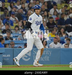 Los Angeles, États-Unis. 23 août 2024. Los Angeles Dodgers DH Shohei Ohtani (17 ans) a remporté sa 40e base volée en quatrième manche sans un jet de la part du receveur de rayons de Tampa Bay Rob Bringly au Dodger Stadium de Los Angeles le vendredi 23 août 2024. Photo de Jim Ruymen/UPI crédit : UPI/Alamy Live News Banque D'Images