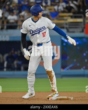 Los Angeles, États-Unis. 23 août 2024. Los Angeles Dodgers DH Shohei Ohtani (17 ans) a remporté sa 40e base volée en quatrième manche sans un jet de la part du receveur de rayons de Tampa Bay Rob Bringly au Dodger Stadium de Los Angeles le vendredi 23 août 2024. Photo de Jim Ruymen/UPI crédit : UPI/Alamy Live News Banque D'Images