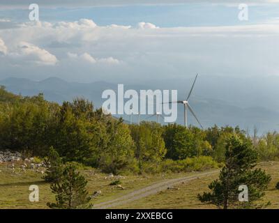 Éoliennes sur une prairie de montagne en Croatie automnale. Banque D'Images