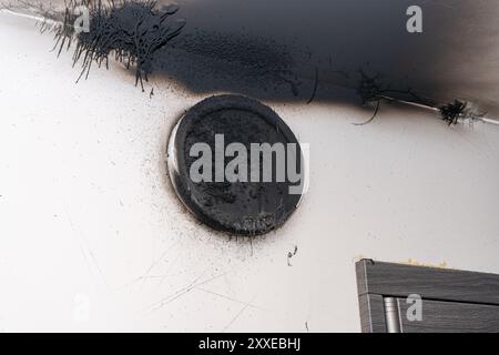 Lampe LED grillée. Une lampe d'abat-jour sur le mur après un incendie. Combustion spontanée et incendie dans un immeuble résidentiel. Brûlure intérieure Banque D'Images