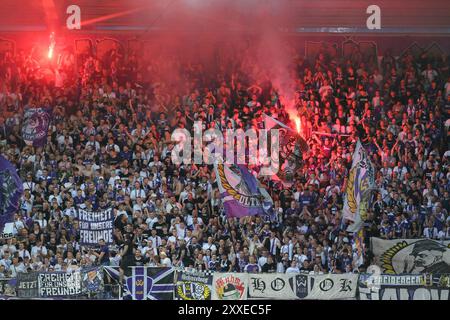 Aue Bad Schlema, Deutschland. 23rd Aug, 2024. Bengalisches Feuer, Bengalos der Fans des FC Erzgebirge Aue. FC Erzgebirge Aue vs. SG Dynamo Dresden, Fussball, 3. Liga, 3. Spieltag, Saison 2024/2025, 23.08.2024 DFB/DFL REGULATIONS PROHIBIT ANY USE OF PHOTOGRAPHS AS IMAGE SEQUENCES AND/OR QUASI-VIDEO Foto: Eibner-Pressefoto/Bert Harzer Credit: dpa/Alamy Live News Stock Photo