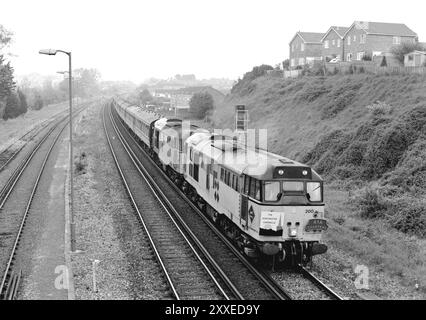 Une paire de locomotives diesel de classe 31 numéros 31200 et 31145 travaillant pour un circuit ferré passionné approchant Weymouth le 14 mai 1994. Banque D'Images