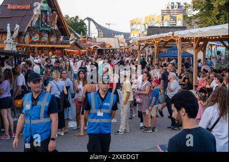 Muenchen, Sommerfestival Olympiapark 2024 , in der Schmankerlgasse herscht grosser Andrang *** Munich, Summer Festival Olympiapark 2024 , the Schmankerlgasse is very busy Stock Photo