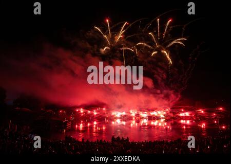 Muenchen, Sommerfestival Olympiapark 2024 , grosses Feuerwerk ueber und im Olympiasee *** Munich, Festival d'été Olympiapark 2024 , grand feu d'artifice sur et dans le lac olympique Banque D'Images