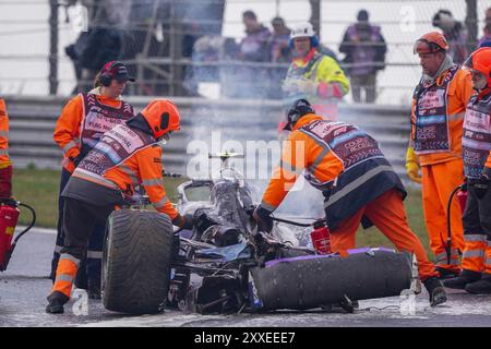 Zandvoort, pays-Bas. 24 août 2024. ZANDVOORT, PAYS-BAS - 24 AOÛT : pompiers et marshalls occupés avec la voiture de Logan Sargeant de Williams après un accident alors qu'il participait aux essais libres 2 lors du GP néerlandais F1 - Heineken le 24 août 2024 à Zandvoort, pays-Bas. (Photo par Andre Weening/Orange Pictures) crédit : dpa/Alamy Live News Banque D'Images