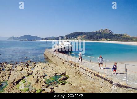 Jetée sur la plage de Rodas. Îles CIES, province de Pontevedra, Galice, Espagne. Banque D'Images