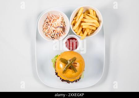 Hamburger savoureux frais et frites dans une assiette blanche isolé sur fond blanc, vue de dessus Banque D'Images