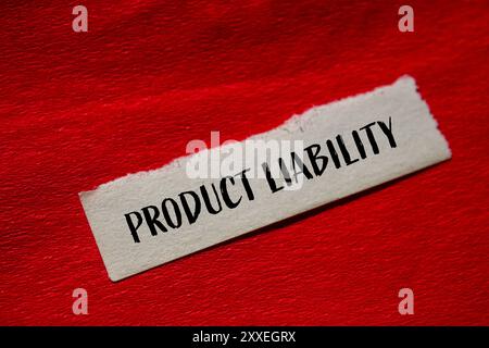 Message de responsabilité du fait des produits écrit sur un papier déchiré sur fond rouge. Symbole conceptuel de responsabilité du produit. Copier l'espace. Banque D'Images