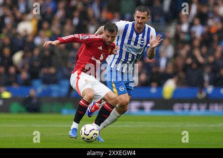 Mason Mount de Manchester United (à gauche) et Lewis Dunk de Brighton & Hove Albion s'affrontent pour le ballon lors du premier League match à l'American Express Stadium de Brighton. Date de la photo : samedi 24 août 2024. Banque D'Images