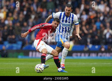 Mason Mount de Manchester United (à gauche) et Lewis Dunk de Brighton & Hove Albion s'affrontent pour le ballon lors du premier League match à l'American Express Stadium de Brighton. Date de la photo : samedi 24 août 2024. Banque D'Images