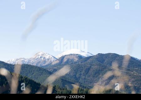 Montagnes enneigées majestueusement dressées contre un ciel bleu clair avec une vue imprenable Banque D'Images