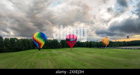 DE LUTTE, PAYS-BAS - 23 AOÛT 2024 : vue aérienne de trois montgolfières atterrissant lors du festival annuel de la montgolfière Twente Banque D'Images
