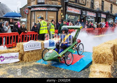 Accrington, Royaume-Uni 24 août 2024. Soapbox Challenge dans la High Street attire des milliers de personnes au centre-ville du Lancashire Town Centre. Gratuit, des milliers de personnes sont attendues dans les rues d'Accrington, alors que les habitants et les entreprises locales se rencontrent pour être couronnés champion de Soapbox. Crédit ; MediaWorldImasges/AlamyLiveNews Banque D'Images