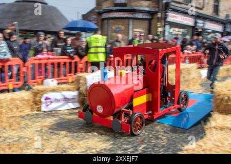 Accrington, Royaume-Uni 24 août 2024. Soapbox Challenge dans la High Street attire des milliers de personnes au centre-ville du Lancashire Town Centre. Gratuit, des milliers de personnes sont attendues dans les rues d'Accrington, alors que les habitants et les entreprises locales se rencontrent pour être couronnés champion de Soapbox. Crédit ; MediaWorldImasges/AlamyLiveNews Banque D'Images