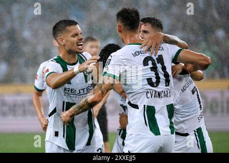 Moenchengladbach, Deutschland, Allemagne 1. Fussball Bundesliga, 1.Spieltag, Borussia Moenchengladbach : Bayer Leverkusen 2 : 3 23. 08. 2024 im Borussia Park in Moenchengladbach Julian WEIGL (MG) Li.- und Tomas CVANCARA (MG) 2.v.re.- freuen sich mit Tim KLEINDIENST (MG) verdeckt über dessen Treffer zum 2-2 Ausgleich photo : Norbert Schmidt, Duesseldorf Banque D'Images