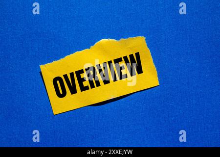 Message d'ensemble écrit sur un morceau de papier jaune déchiré déchiré avec fond bleu. Symbole de présentation conceptuelle. Copier l'espace. Banque D'Images