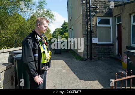 NUMÉRO DE MAISON PIXÉLISÉ PAR la police de BUREAU D'IMAGE PA devant une maison à Carlby Grove, comme la police du West Yorkshire a déclaré qu'un certain nombre de mandats ont été exécutés dans la zone Keighley de Bradford pendant la nuit en relation avec l'incendie mortel du 21 août. Deux autres personnes ont été arrêtées sur suspicion de meurtre suite à l'incendie de la maison qui a tué une mère et trois enfants à Bradford. Date de la photo : samedi 24 août 2024. Banque D'Images