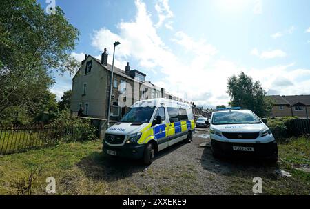 NUMÉRO DE MAISON PIXÉLISÉ PAR la police de BUREAU D'IMAGE PA devant une maison à Carlby Grove, comme la police du West Yorkshire a déclaré qu'un certain nombre de mandats ont été exécutés dans la zone Keighley de Bradford pendant la nuit en relation avec l'incendie mortel du 21 août. Deux autres personnes ont été arrêtées sur suspicion de meurtre suite à l'incendie de la maison qui a tué une mère et trois enfants à Bradford. Date de la photo : samedi 24 août 2024. Banque D'Images