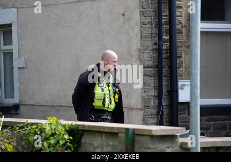 NUMÉRO DE MAISON PIXÉLISÉ PAR la police de BUREAU D'IMAGE PA devant une maison à Carlby Grove, comme la police du West Yorkshire a déclaré qu'un certain nombre de mandats ont été exécutés dans la zone Keighley de Bradford pendant la nuit en relation avec l'incendie mortel du 21 août. Deux autres personnes ont été arrêtées sur suspicion de meurtre suite à l'incendie de la maison qui a tué une mère et trois enfants à Bradford. Date de la photo : samedi 24 août 2024. Banque D'Images