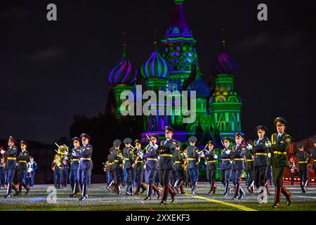 Moscou, Russie. 23 août 2024. La Garde d'honneur des forces armées de Biélorussie se produit lors du Festival international de musique militaire 'Tour Spasskaya' à Moscou, Russie, le 23 août 2024. Le 16ème Festival international de musique militaire 'Spasskaya Tower' a débuté vendredi à Moscou et durera jusqu'au 1er septembre. Crédit : Cao Yang/Xinhua/Alamy Live News Banque D'Images