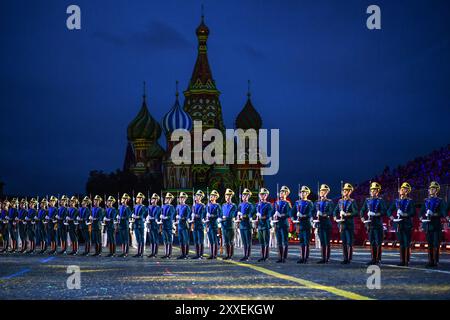 Moscou, Russie. 23 août 2024. Les soldats de la garde d'honneur russe se produisent lors du Festival international de musique militaire 'Spasskaya Tower' à Moscou, en Russie, le 23 août 2024. Le 16ème Festival international de musique militaire 'Spasskaya Tower' a débuté vendredi à Moscou et durera jusqu'au 1er septembre. Crédit : Cao Yang/Xinhua/Alamy Live News Banque D'Images