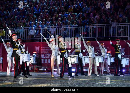 Moscou, Russie. 23 août 2024. Les membres d'un groupe russe se produisent lors du Festival international de musique militaire 'Spasskaya Tower' à Moscou, Russie, le 23 août 2024. Le 16ème Festival international de musique militaire 'Spasskaya Tower' a débuté vendredi à Moscou et durera jusqu'au 1er septembre. Crédit : Cao Yang/Xinhua/Alamy Live News Banque D'Images