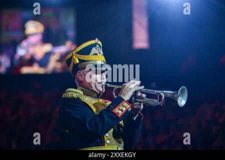 Moscou, Russie. 23 août 2024. Un membre d'un groupe russe se produit lors du Festival international de musique militaire 'Spasskaya Tower' à Moscou, Russie, le 23 août 2024. Le 16ème Festival international de musique militaire 'Spasskaya Tower' a débuté vendredi à Moscou et durera jusqu'au 1er septembre. Crédit : Cao Yang/Xinhua/Alamy Live News Banque D'Images