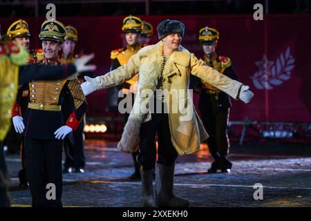 Moscou, Russie. 23 août 2024. Les membres d'un groupe russe se produisent lors du Festival international de musique militaire 'Spasskaya Tower' à Moscou, Russie, le 23 août 2024. Le 16ème Festival international de musique militaire 'Spasskaya Tower' a débuté vendredi à Moscou et durera jusqu'au 1er septembre. Crédit : Cao Yang/Xinhua/Alamy Live News Banque D'Images