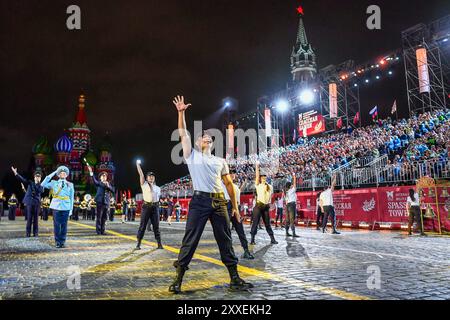 Moscou, Russie. 23 août 2024. Les danseurs se produisent lors du Festival international de musique militaire 'Spasskaya Tower' à Moscou, Russie, le 23 août 2024. Le 16ème Festival international de musique militaire 'Spasskaya Tower' a débuté vendredi à Moscou et durera jusqu'au 1er septembre. Crédit : Cao Yang/Xinhua/Alamy Live News Banque D'Images