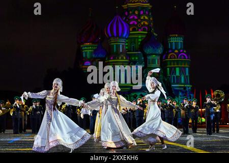 Moscou, Russie. 23 août 2024. Les danseurs se produisent lors du Festival international de musique militaire 'Spasskaya Tower' à Moscou, Russie, le 23 août 2024. Le 16ème Festival international de musique militaire 'Spasskaya Tower' a débuté vendredi à Moscou et durera jusqu'au 1er septembre. Crédit : Cao Yang/Xinhua/Alamy Live News Banque D'Images