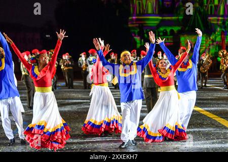 Moscou, Russie. 23 août 2024. Les danseurs se produisent lors du Festival international de musique militaire 'Spasskaya Tower' à Moscou, Russie, le 23 août 2024. Le 16ème Festival international de musique militaire 'Spasskaya Tower' a débuté vendredi à Moscou et durera jusqu'au 1er septembre. Crédit : Cao Yang/Xinhua/Alamy Live News Banque D'Images