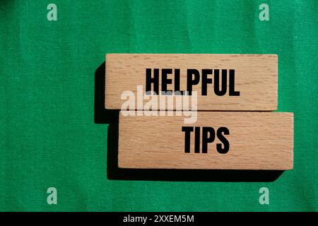 Conseils utiles message écrit sur des blocs de bois avec fond vert. Symbole astuces conceptuelles utiles. Copier l'espace. Banque D'Images