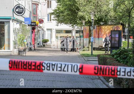 Solingen, Allemagne. 24 août 2024. Des policiers travaillent sur le site d'une attaque au couteau à Solingen, Allemagne, le 24 août 2024. Au moins trois personnes ont été tuées et plusieurs autres blessées dans une attaque au couteau dans la ville de Solingen, dans l'ouest de l'Allemagne, vendredi soir, ont rapporté les médias allemands. L'attaque a eu lieu alors qu'un festival était en cours pour marquer le 650e anniversaire de la fondation de la ville. Crédit : Zhang Fan/Xinhua/Alamy Live News Banque D'Images