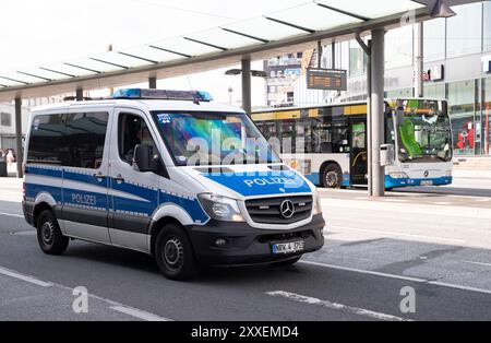 Solingen, Allemagne. 24 août 2024. Une voiture de police circule dans la rue à Solingen, Allemagne, le 24 août 2024. Au moins trois personnes ont été tuées et plusieurs autres blessées dans une attaque au couteau dans la ville de Solingen, dans l'ouest de l'Allemagne, vendredi soir, ont rapporté les médias allemands. L'attaque a eu lieu alors qu'un festival était en cours pour marquer le 650e anniversaire de la fondation de la ville. Crédit : Zhang Fan/Xinhua/Alamy Live News Banque D'Images