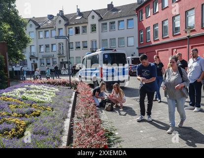 Solingen, Allemagne. 24 août 2024. Les gens pleurent les victimes d'une attaque au couteau à Solingen, Allemagne, le 24 août 2024. Au moins trois personnes ont été tuées et plusieurs autres blessées dans une attaque au couteau dans la ville de Solingen, dans l'ouest de l'Allemagne, vendredi soir, ont rapporté les médias allemands. L'attaque a eu lieu alors qu'un festival était en cours pour marquer le 650e anniversaire de la fondation de la ville. Crédit : Zhang Fan/Xinhua/Alamy Live News Banque D'Images