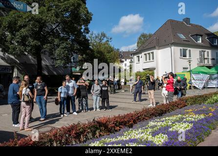 Solingen, Allemagne. 24 août 2024. Les gens pleurent les victimes d'une attaque au couteau à Solingen, Allemagne, le 24 août 2024. Au moins trois personnes ont été tuées et plusieurs autres blessées dans une attaque au couteau dans la ville de Solingen, dans l'ouest de l'Allemagne, vendredi soir, ont rapporté les médias allemands. L'attaque a eu lieu alors qu'un festival était en cours pour marquer le 650e anniversaire de la fondation de la ville. Crédit : Zhang Fan/Xinhua/Alamy Live News Banque D'Images